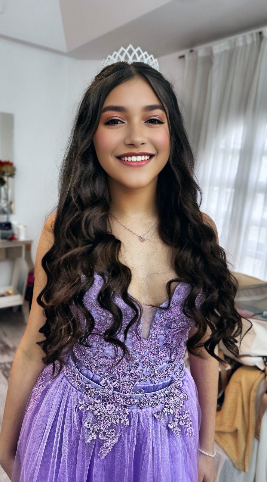 Quinceañera con tiara y vestido lila